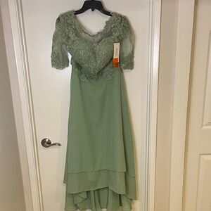 Elegant Green Lace Evening Dress